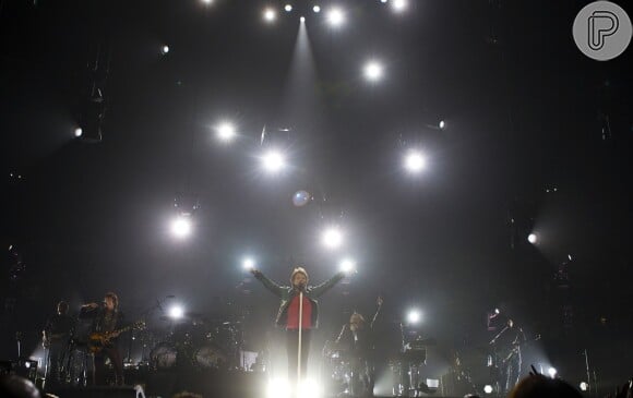 Bon Jovi usa e abusa das luzes e dos efeitos sonoros digitais em seus shows. O grupo leva diferentes gerações de fãs nos shows que faz pelo mundo