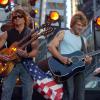 Richie Sambora e Bon Jovi. O guitarrista foi demitido da turnê da banda em abril deste ano, mas alegou 'problemas pessoais' ao anunciar o seu  afastamento