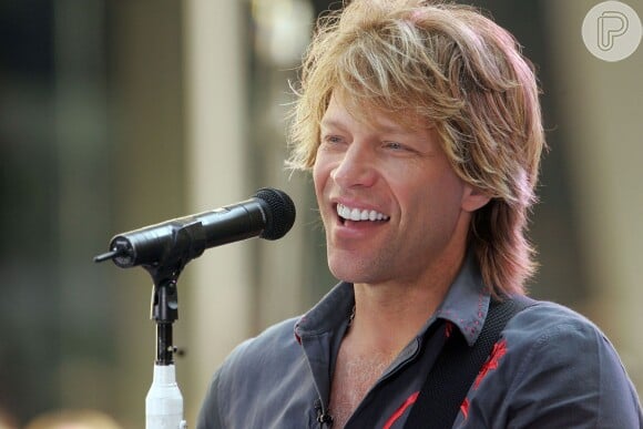 Bon Jovi fez 51 anos em março deste ano. Com 30 anos de carreira, o música admitiu em entrevista ao 'Fantástico' que não imaginava que chegaria aos 51 pensando e falando como um típico roqueiro: 'A vida é maior do que o clichê do astro do rock. Não sou, nem nunca fui assim', disse ele ao comentar sobre o grande sucesso da banda que, para ele, não é mais importante que a vida