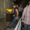 O cantor, líder da banda Bon Jovi, entrou apressado no hotel