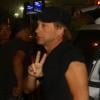 Jon Bon Jovi chegou ao hotel onde está hospedado, no Rio de Janeiro, na madrugada desta sexta-feira, 20 de setembro de 2013