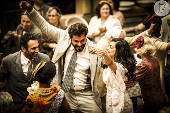 Os noivos dançam ao lado dos amigos e festejam, em cena de 'Joia Rara'