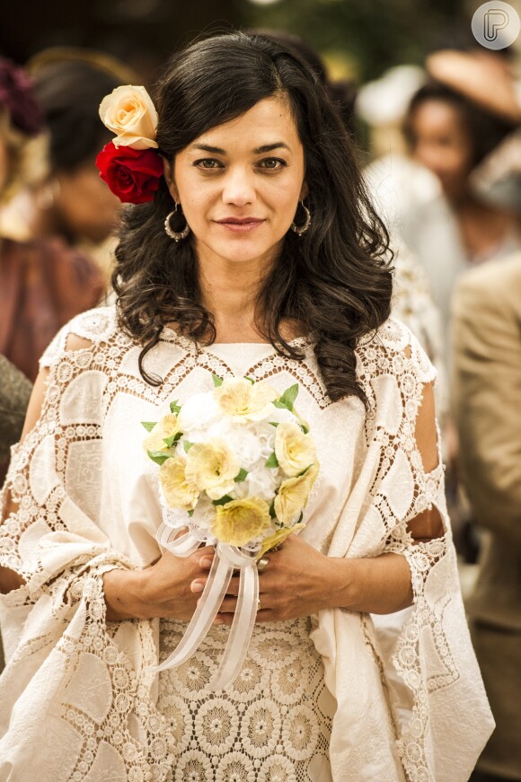 Gaia (Ana Cecília Costa) usa um vestido de noiva feito com tecido rendado, inspirado nas ciganas da década de 3, em cena de 'Joia Rara'