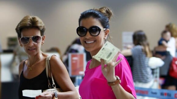 Mariana Rios é flagrada, toda estilosa, com a mãe, Adriana, em aeroporto do Rio