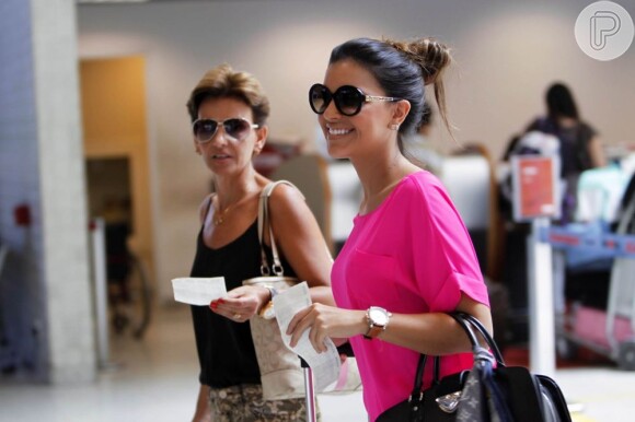 Mariana Rios caminha com a mãe, Adriana, no aeroporto Santos Dumont, no Rio