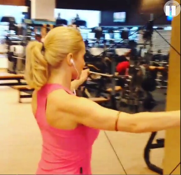 Leticia Spiller pega pesado na musculação para deixar corpo em forma