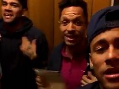 Neymar canta e dança &#039;Tá Tranquilo, Tá Favorável&#039; com Daniel Alves. Veja vídeo!