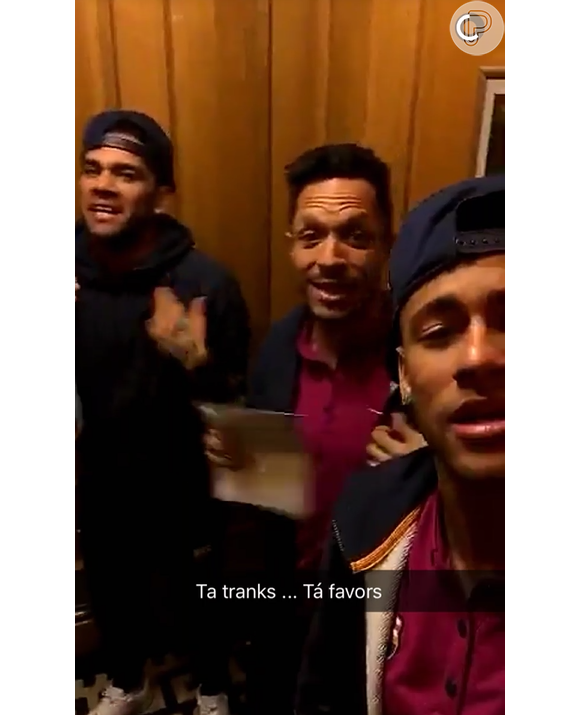 Neymar canta e dança 'Tá Tranquilo, Tá Favorável' com Daniel Alves, nesta segunda-feira, 22 de fevereiro de 2016