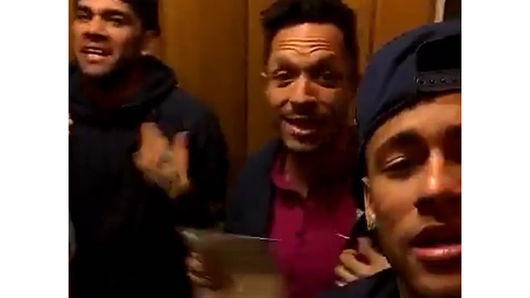 Neymar canta e dança 'Tá Tranquilo, Tá Favorável' com Daniel Alves. Veja vídeo!