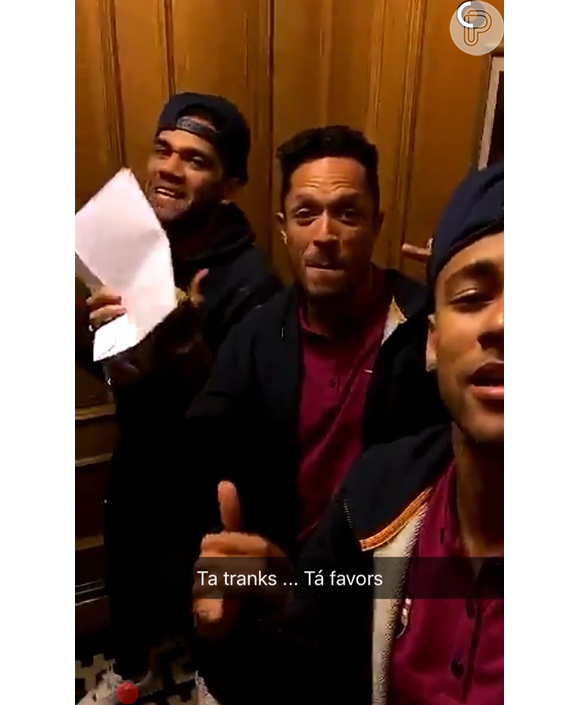 Além de Neymar e Daniel Alves, o brasileiro Adriano também cantou e dançou 'Tá Tranquilo, Tá Favorável'