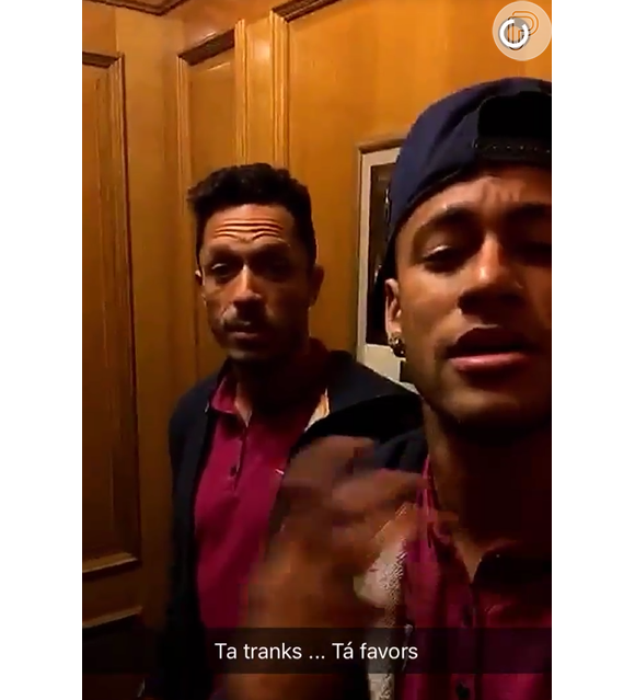 Neymar se divertiu com o companheiro de Barcelona Adriano ao cantar e dançar o funk 'Tá Tranquilo, Tá Favorável'