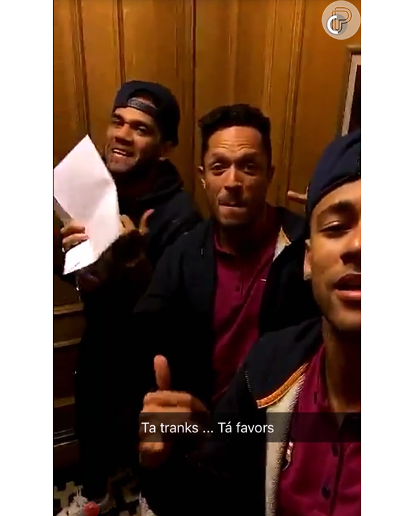 Além de Neymar e Daniel Alves, o brasileiro Adriano também cantou e dançou 'Tá Tranquilo, Tá Favorável'