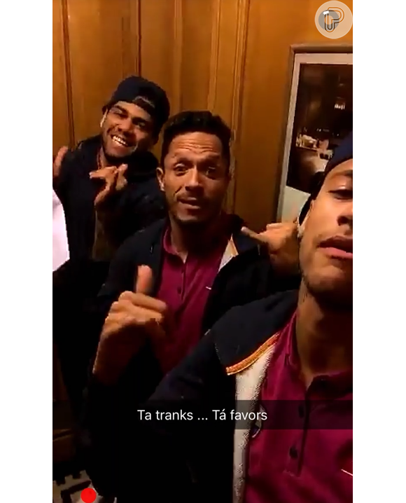 O trio Neymar, Adriano e Daniel Alves mostrou o momento de lazer na concentração do Barcelona enquanto cantava o hit 'Tá Tranquilo, Tá Favorável'