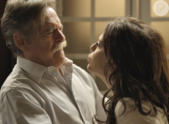 Gibson (José de Abreu) ameaça matar Nelita (Bárbara Paz), na novela 'A Regra do Jogo'