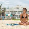 Leila (Carla Salle) convida Jonatas (Felipe Simas) para ir assistir ao pôr-do-sol com ela na praia, na novela 'Totalmente Demais'
