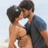 Jonatas (Felipe Simas) surpreende Leila (Carla Salle) com um beijão, na novela 'Totalmente Demais'