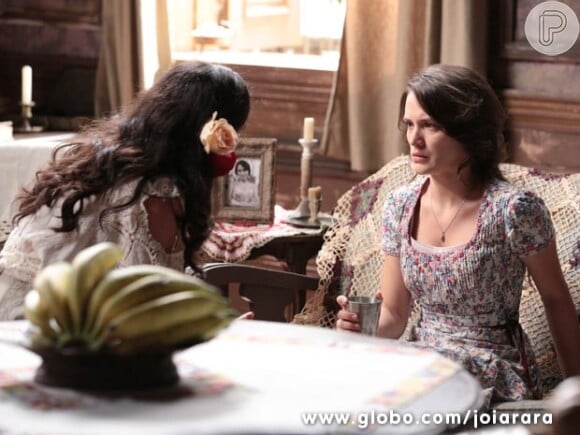 Amélia (Bianca Bin) comenta com Gaia (Ana Cecília Costa) que está grávida de Franz (Bruno Gagliasso), em 'Joia Rara'