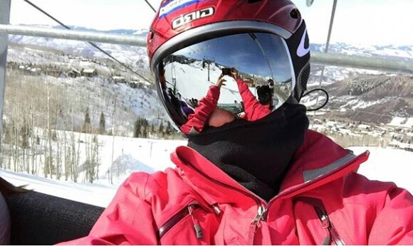 Ivete Sangalo faz selfie durante passeio em estação de ski em Aspen