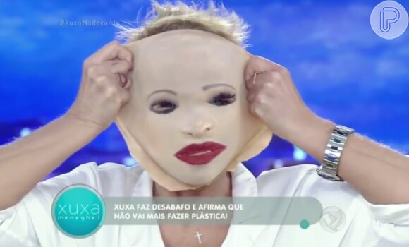 Xuxa ironizou ao colocar uma máscara: 'Estou bem esticada. Fiquei esticadinha!'