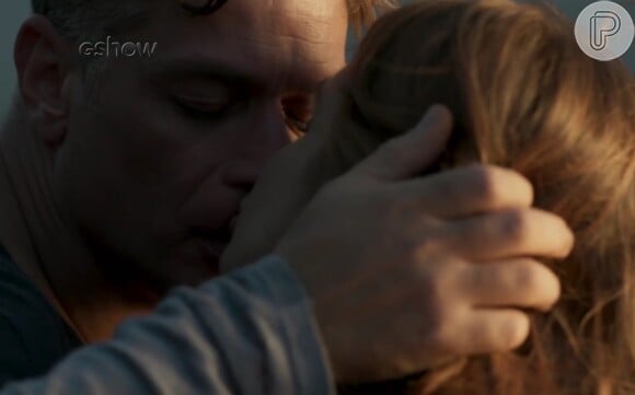 Arthur (Fábio Assunção) beija Eliza (Marina Ruy Barbosa) na novela 'Totalmente Demais'. 'E o que eu estou sentindo? Agora', diz a jovem. 'O mesmo que eu', responde o empresário antes de beijar a garota