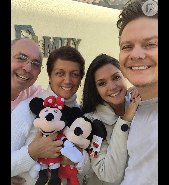 Thais Fersoza posa com os pais e Michel Teló durante as férias em Orlando