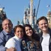 Thais Fersoza posa com a família durante passeio na Disney