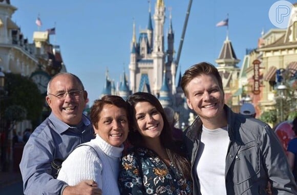 Thais Fersoza posa com a família durante passeio na Disney