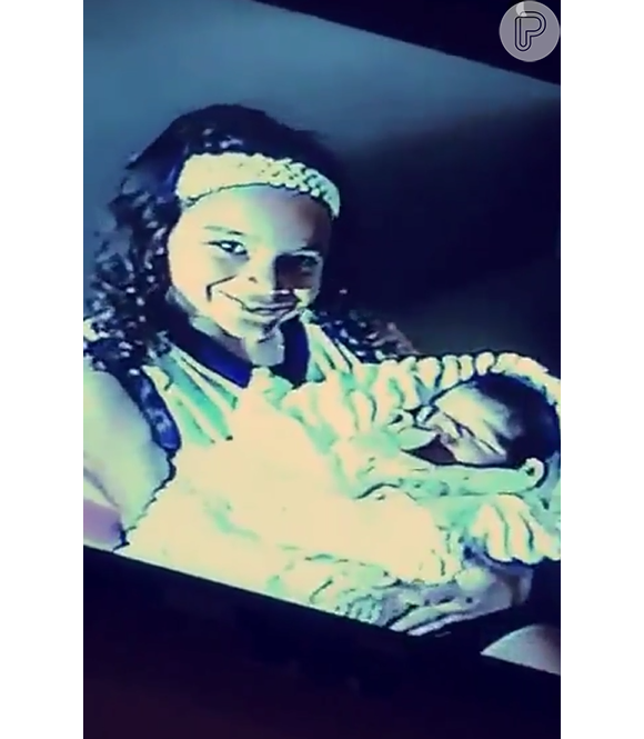 Em outra parte do vídeo, Bruna Marquezine apareceu com a irmã caçula, Luana Marquezine, recém-nascida em seu colo