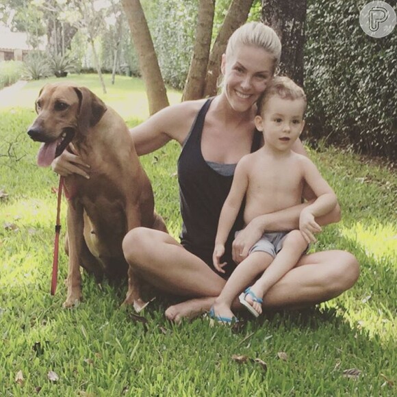 Ana Hickmann se derrete ao falar do filho, Alexandre Jr., de quase 2 anos: 'Ele adora cachorros. Nesse ponto, ele puxou a mãe. Ele gosta de aventura, bicho e adora uma bagunça com a cachorrada'