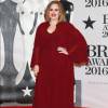 Adele prestigiou o BRIT Awards 2016 com vestido bordô decotado e com babados da marca Giambattista Valli, no dia 24 de fevereiro de 2016