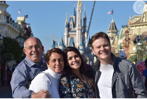 Eles estão de férias em Orlando com os pais de Thais