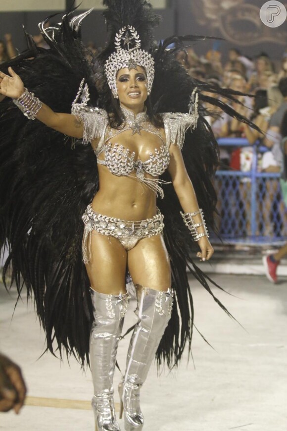 Anitta fez sua estreia como musa da Mocidade no Carnaval deste ano e chegou a cogitar assumir o posto de rainha em 2017