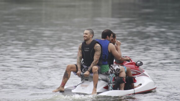 Felipe Titto exibe tatuagens ao praticar wakeboarding em dia nublado no RJ
