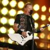 Em português, o vocalista James Hetfield, do Metallica, também disse: 'Nós temos prazer em estar aqui'