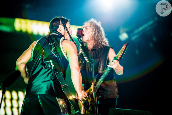 O Metallica subiu ao Palco Mundo à 0h30 cantando 'Ecstasy of gold' e teve a companhia da plateia no coro de 'ôôôôs'