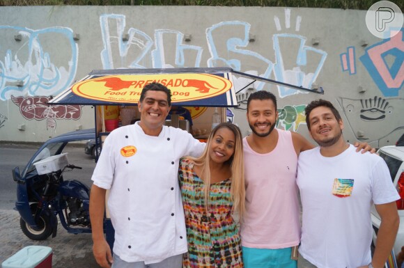 Roberta Rodrigues posa ao lado dos sócios, o chef Zelmar Riccetto, o amigo Nelson Marcondes e o namorado, Guilherme Guimarães