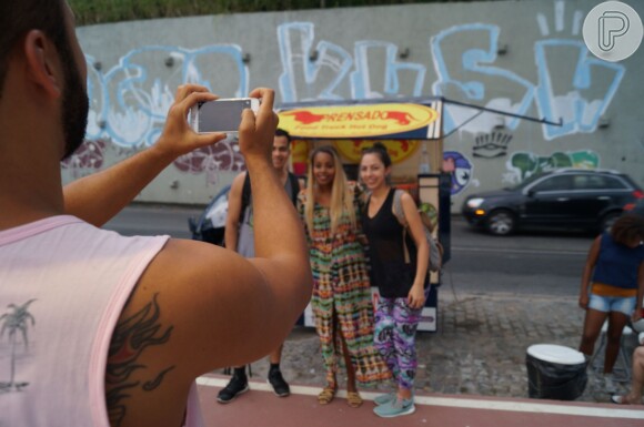 Roberta Rodrigues é abordada por fãs enquanto fica com o food truck no mirante do Leblon