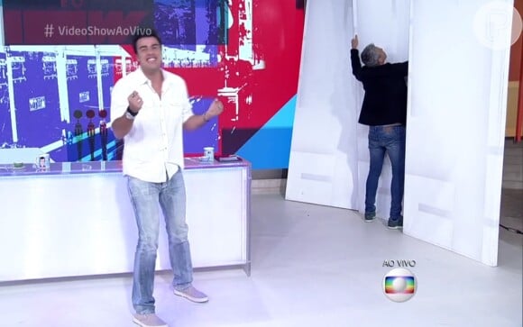 Otaviano Costa tentou colocar as paredes falsas do 'Vídeo Show' no lugar, enquanto Joaquim Lopes se divertia: 'Deixa isso aí'