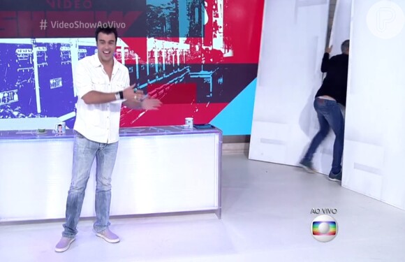 Otaviano Costa brincou ao se rever derrubando as paredes do 'Vídeo Show': 'Olha lá que beleza! Pagando cuecão de couro'
