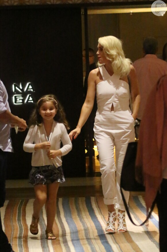 Nesta sexta-feira, 26 de fevereiro de 2016, Flavia Alessandra entregou atitude da filha caçula, Olívia, durante passeio no shopping