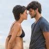 Leila (Carla Salle) convidou Jonatas (Felipe Simas) para um encontro romãntico na praia, na novela 'Totalmente Demais'