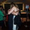 Claudia Raia troca beijos com o namorado, o ator Jarbas Homem de Mello, depois de estreia de peça no Rio. Peça aconteceu na sexta-feira, 26 de fevereiro de 2016