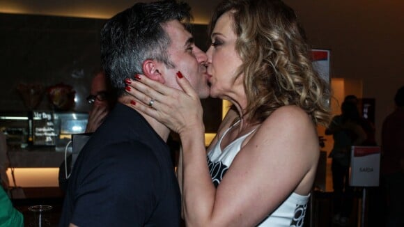 Claudia Raia troca beijos com o marido em estreia de peça no Rio. Fotos!