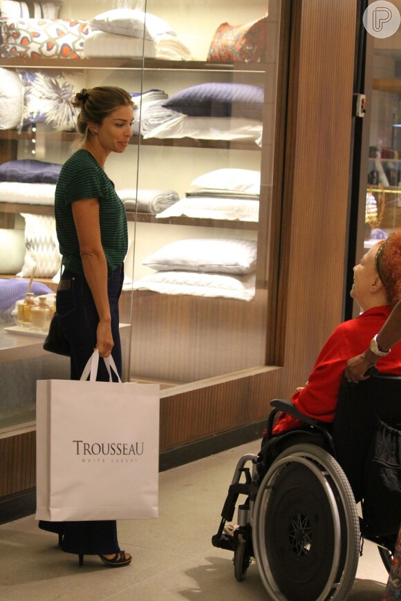 Em tarde de compras, a atriz foi fotografada enquanto conversava com Beth Carvalho no shopping