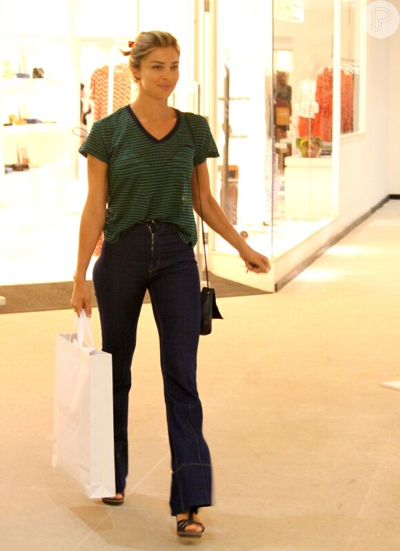 Atriz esteve no Shopping fashion Mall, em São Conrado, antes de fazer uma viagem internacional a trabalho