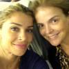 Grazi Masafera postou uma foto no avião ao lado da sua empresária, Márcia Marbá, a caminho do México na sexta-feira, 26 de fevereiro de 2016