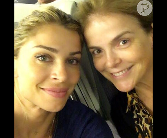 Grazi Masafera postou uma foto no avião ao lado da sua empresária, Márcia Marbá, a caminho do México na sexta-feira, 26 de fevereiro de 2016