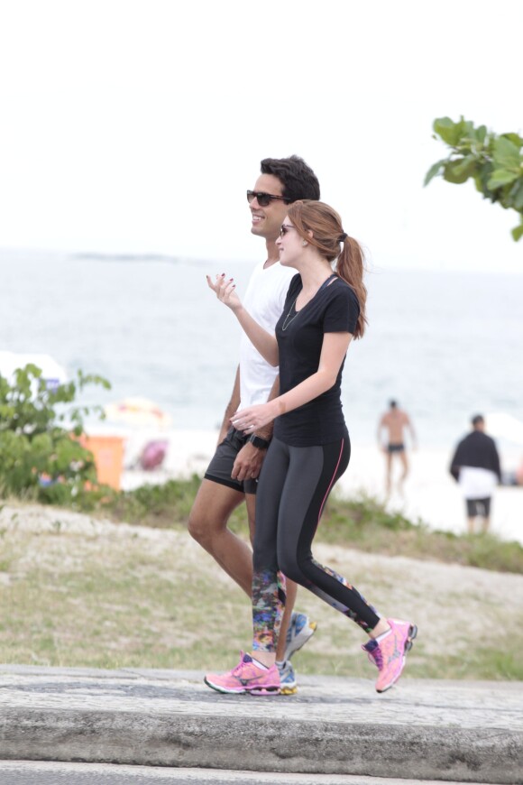 
Marina Ruy Barbosa e o namorado, Xandinho Negrão, em passeio pela orla da praia

