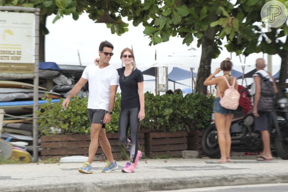 Marina Ruy Barbosa foi clicada com o namorado, Xandinho Negrão durante caminhada