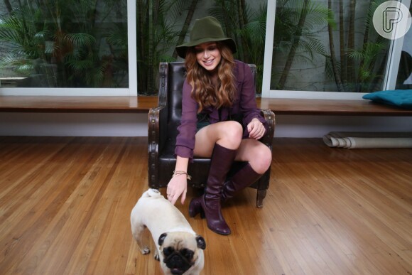 Marina Ruy Barbosa brinca com cachorrinho em bastidores de campanha publicitária
